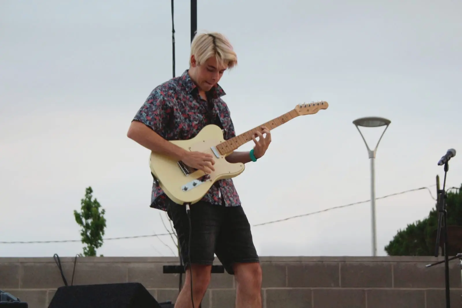 Albert tocando una guitarra eléctrica en un escenario al aire libre